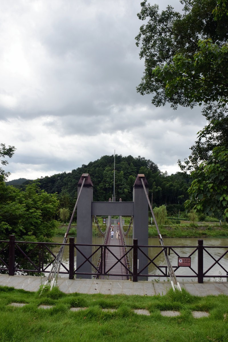 漫步星城 走街串巷（286）云影天光拍吊桥