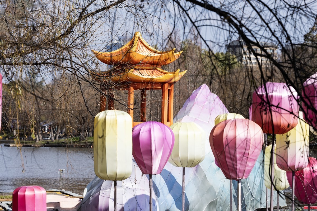 大观楼，年味好礼，大蘑菇大灯笼拔地而起