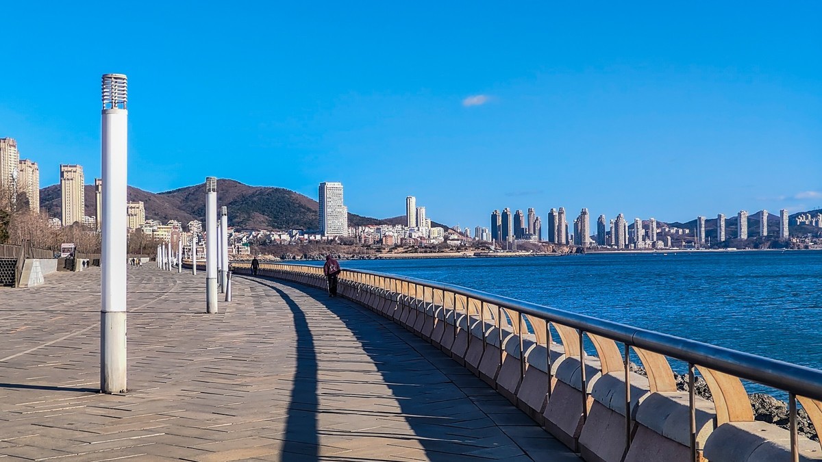 大 连 的 海 ------ 开发区临近杂货码头的海