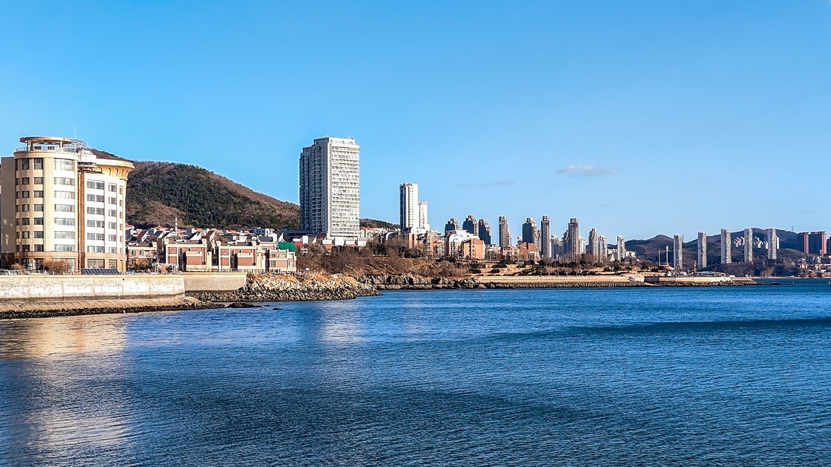 大 连 的 海 ------ 开发区临近杂货码头的海