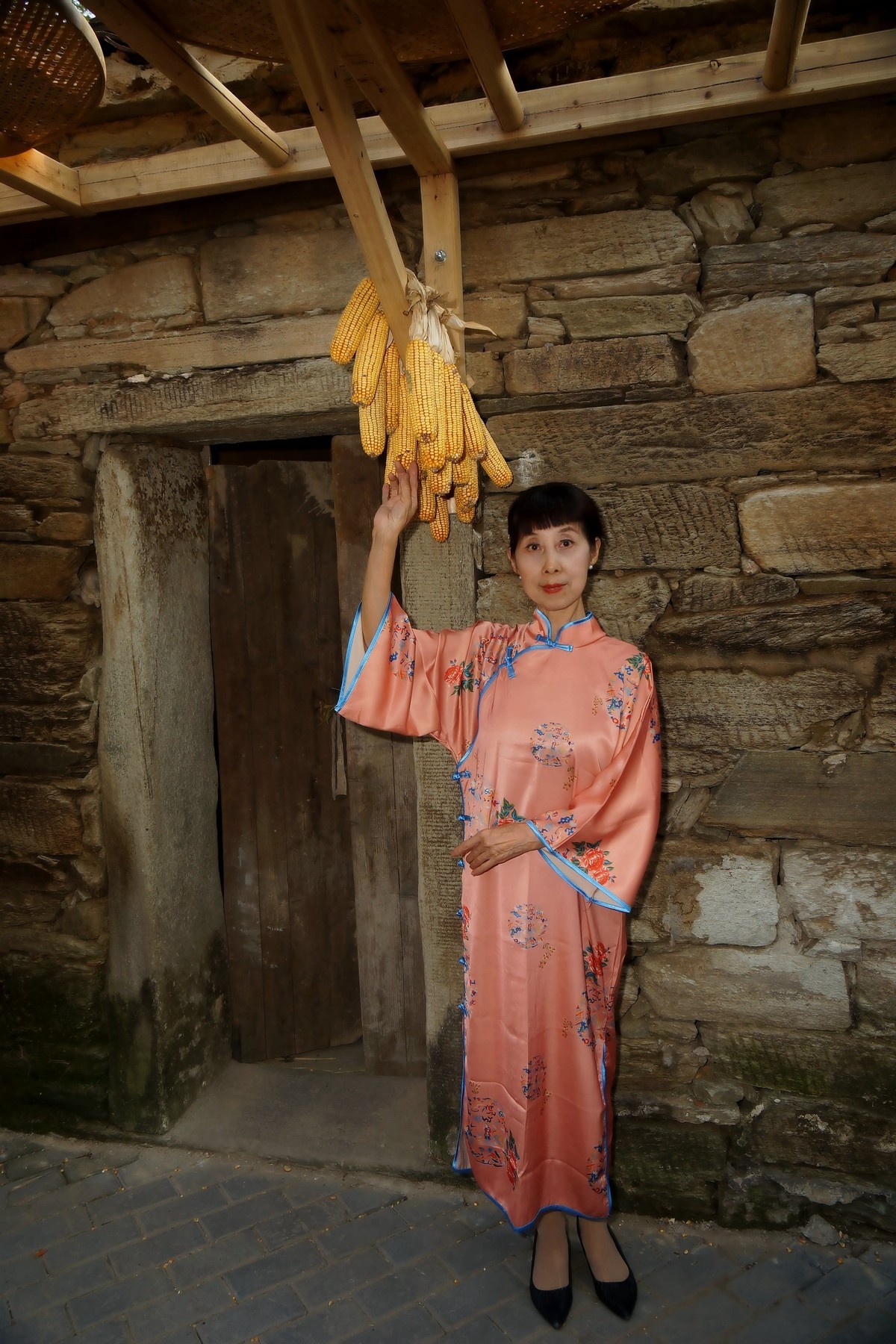 晒秋场景中的旗袍美女！