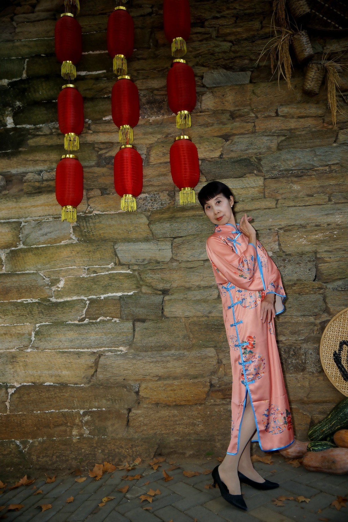 晒秋场景中的旗袍美女！