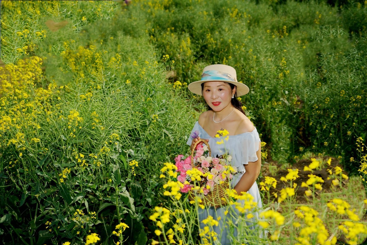 油菜花田的美女！