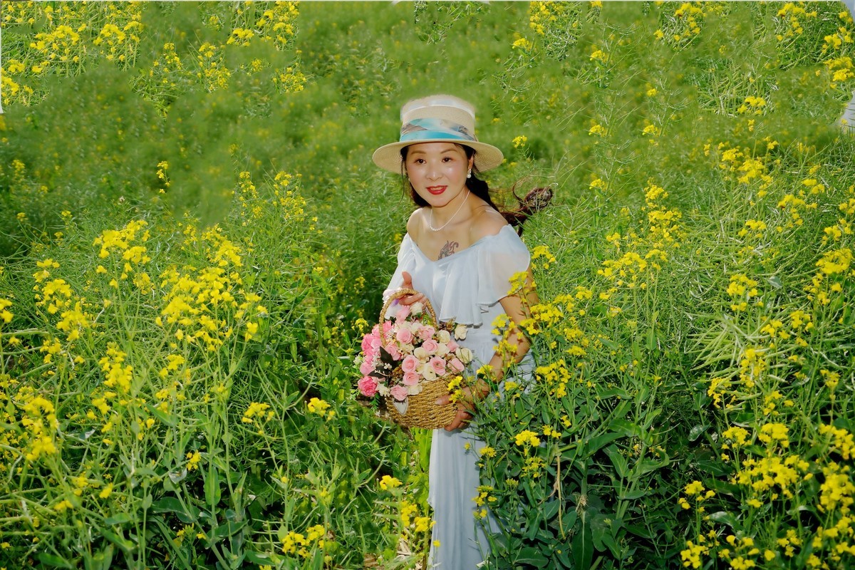 油菜花田的美女！
