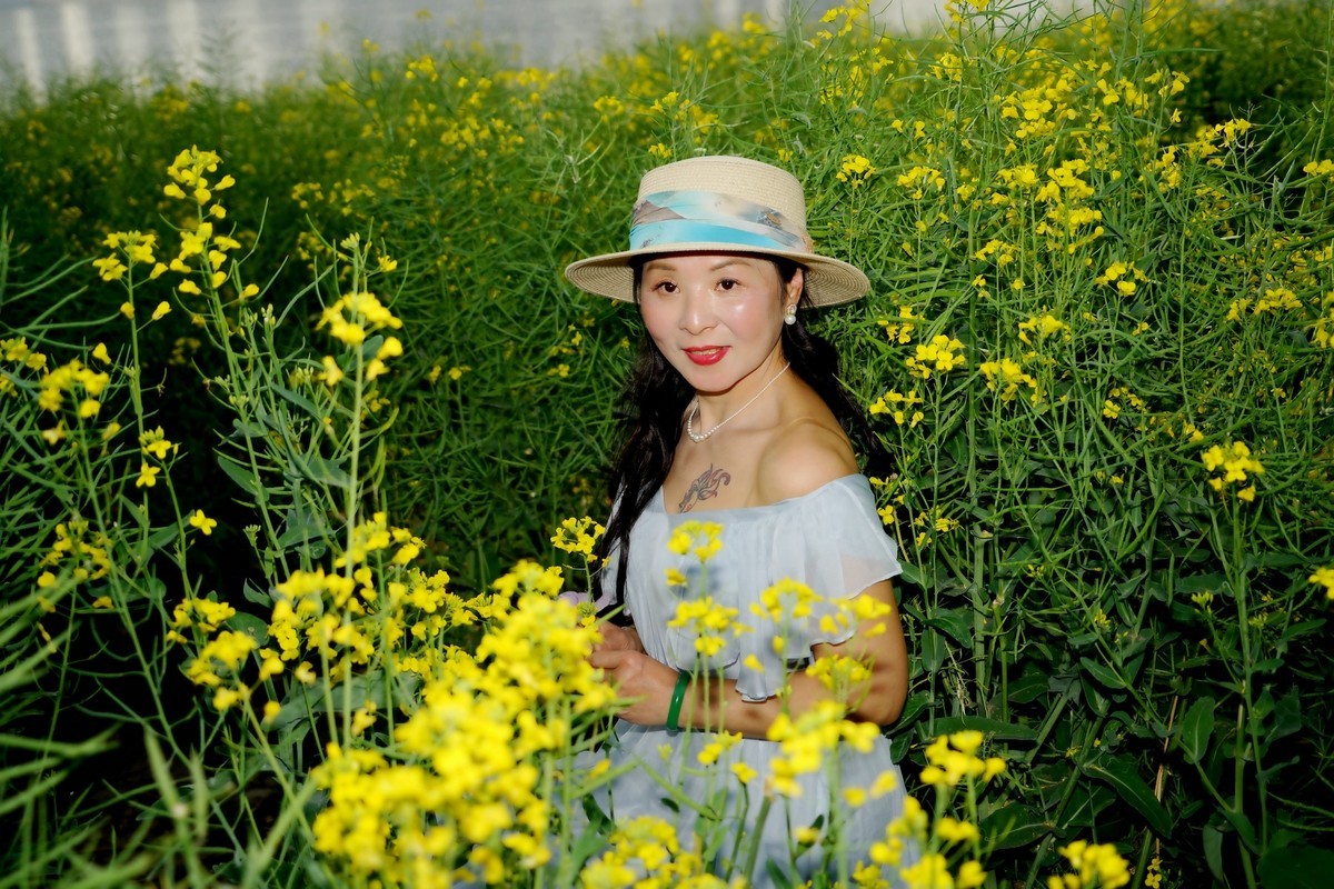 油菜花田的美女！