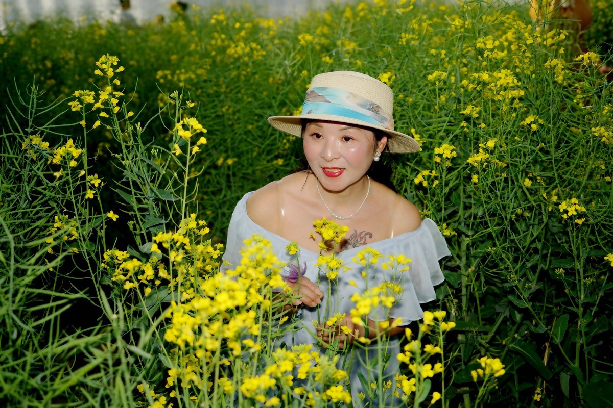 油菜花田的美女！