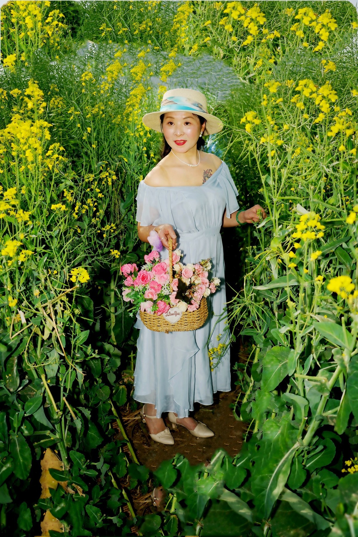 油菜花田的美女！