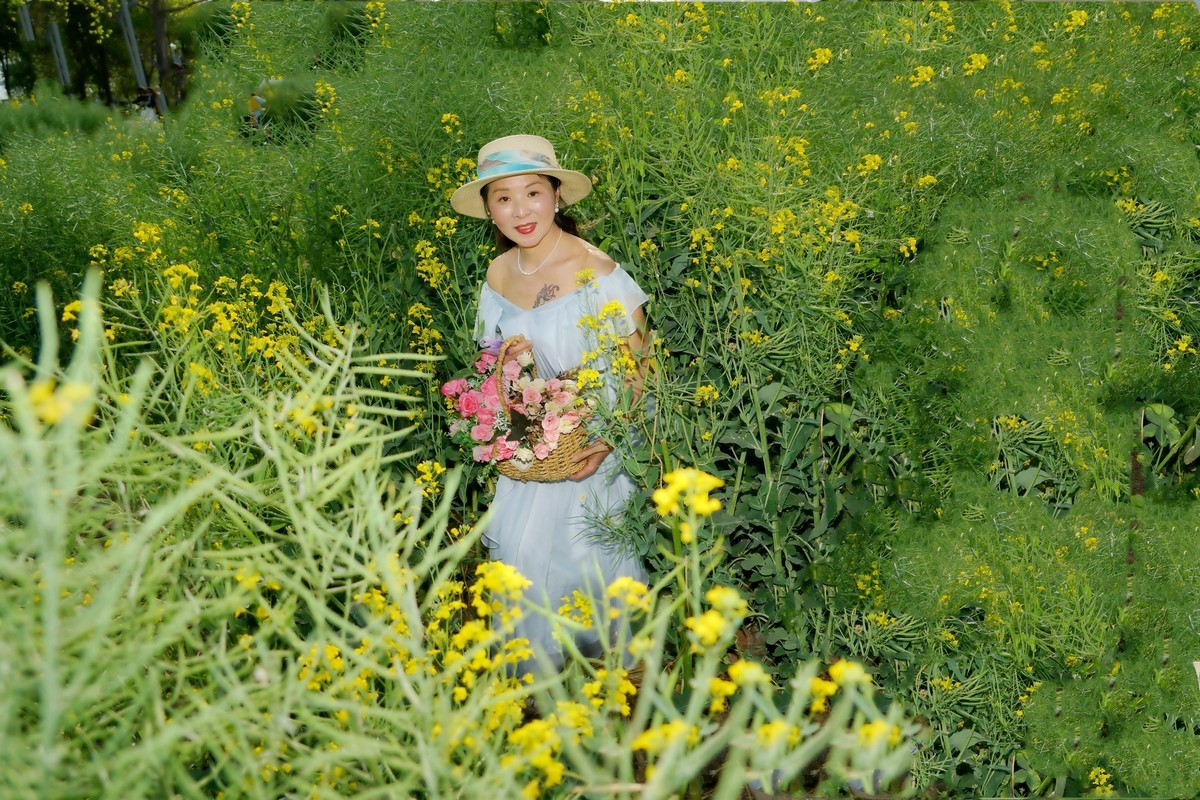 油菜花田的美女！