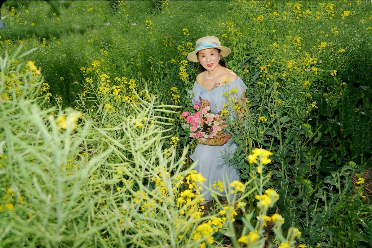 油菜花田的美女！