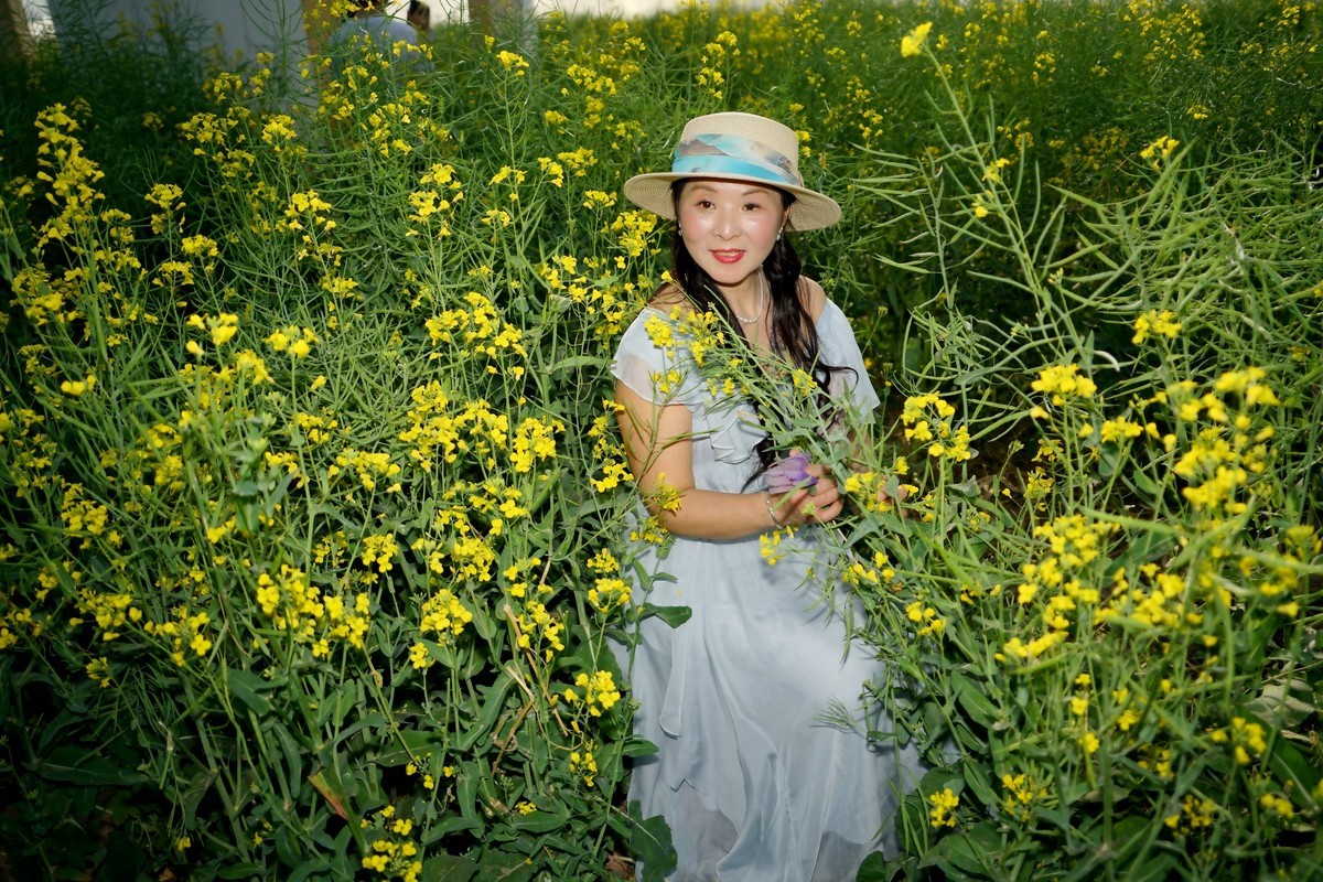 油菜花田的美女！