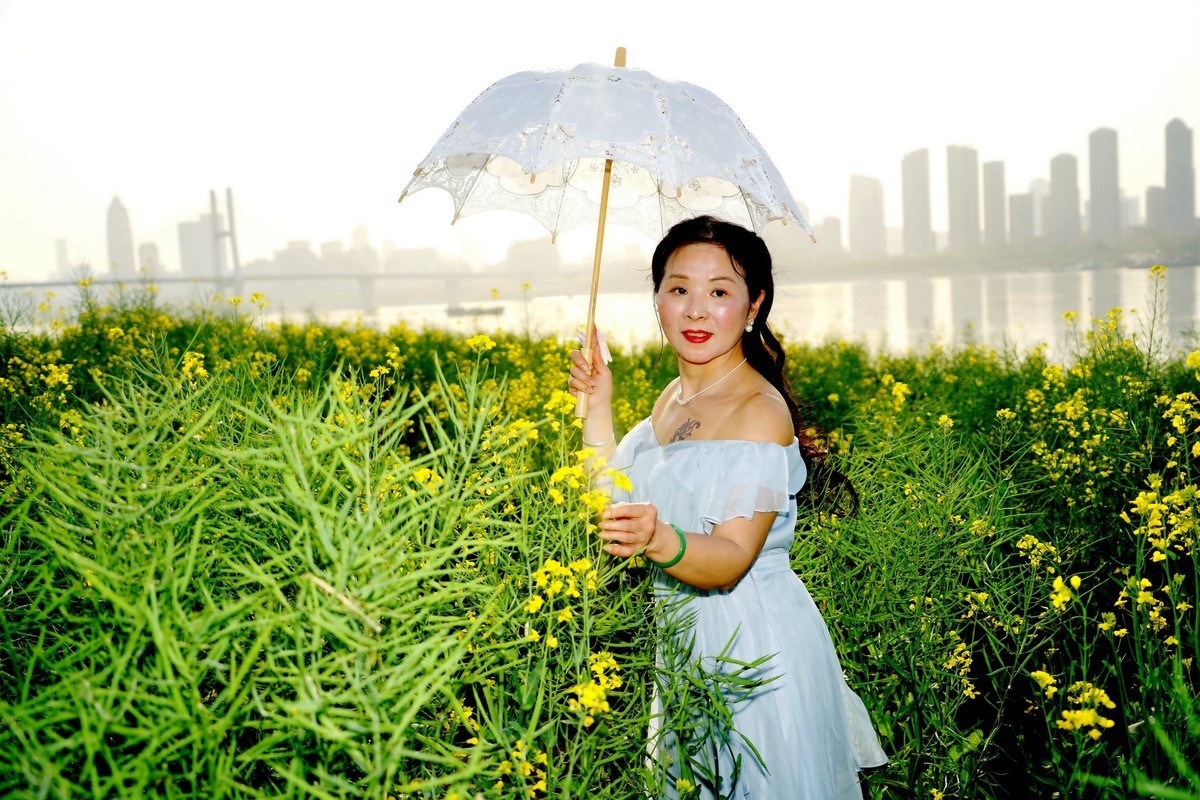 油菜花田的美女！