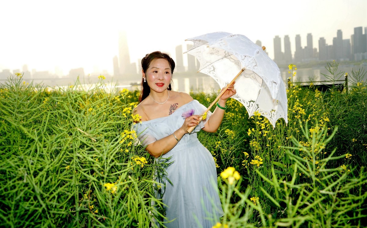 油菜花田的美女！