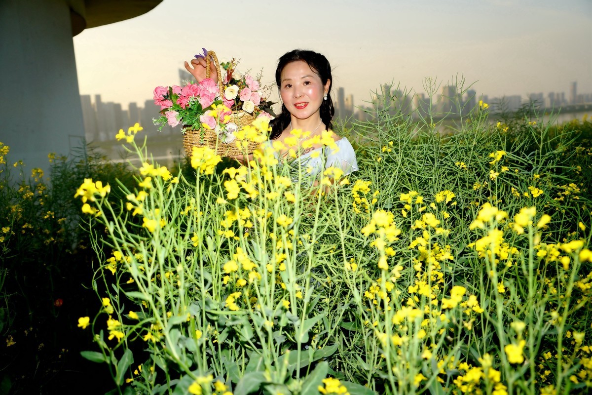 油菜花田的美女！