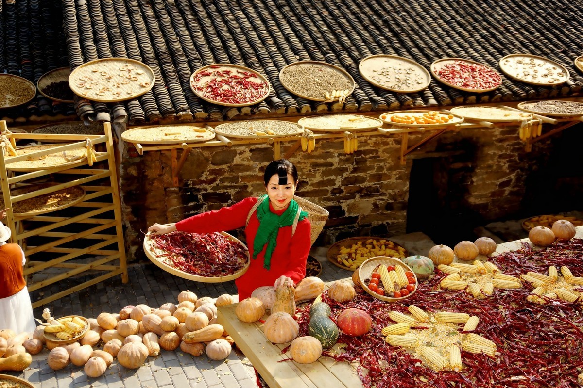 晒秋中的红衣村姑！