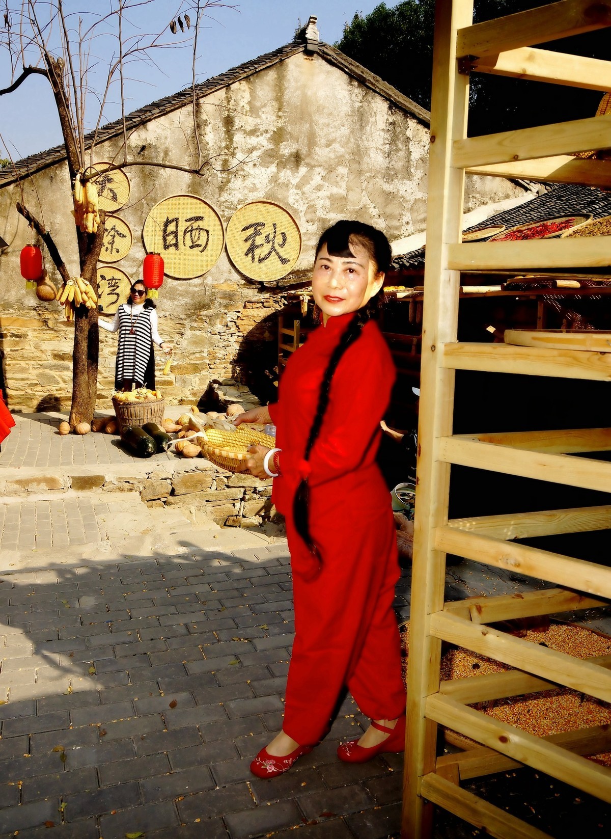 晒秋中的红衣村姑！