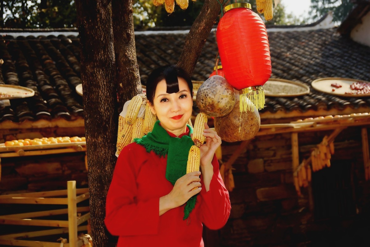 晒秋中的红衣村姑！