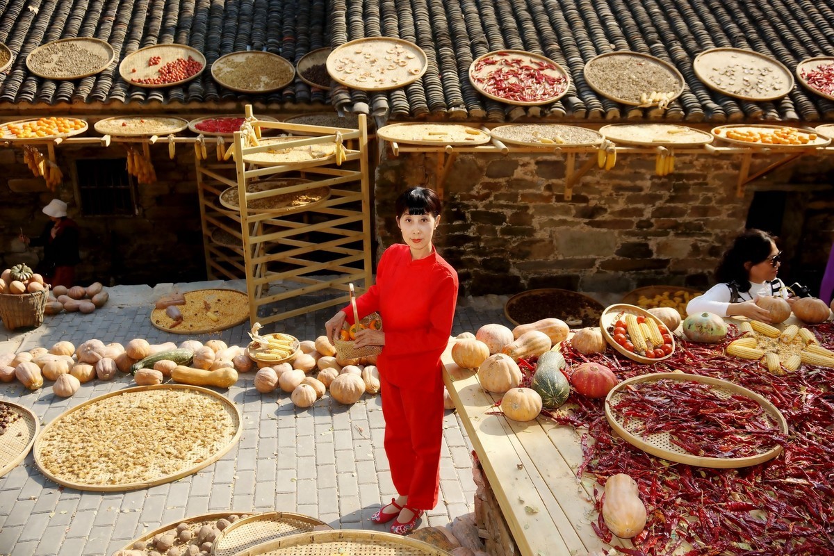 晒秋中的红衣村姑！