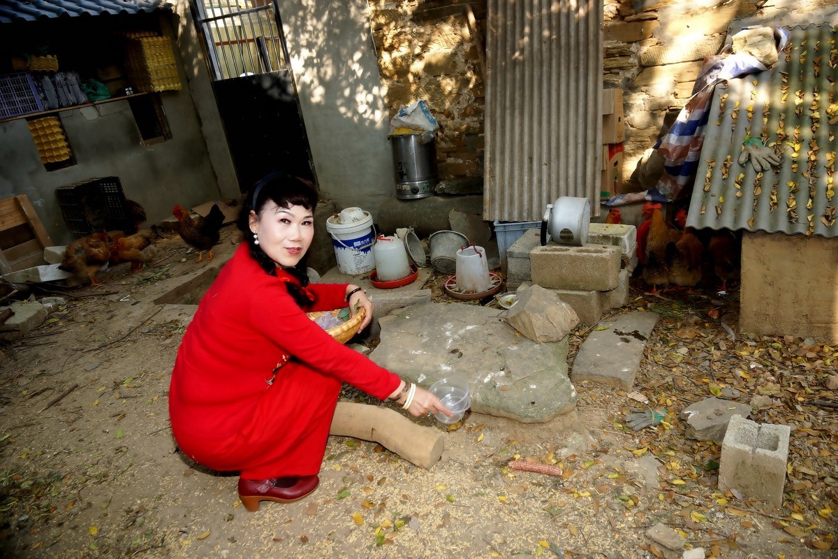 晒秋中的红衣村姑！