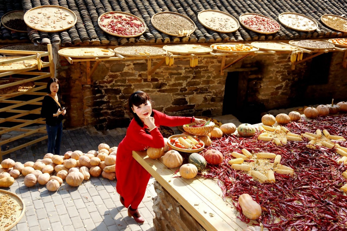 晒秋中的红衣村姑！