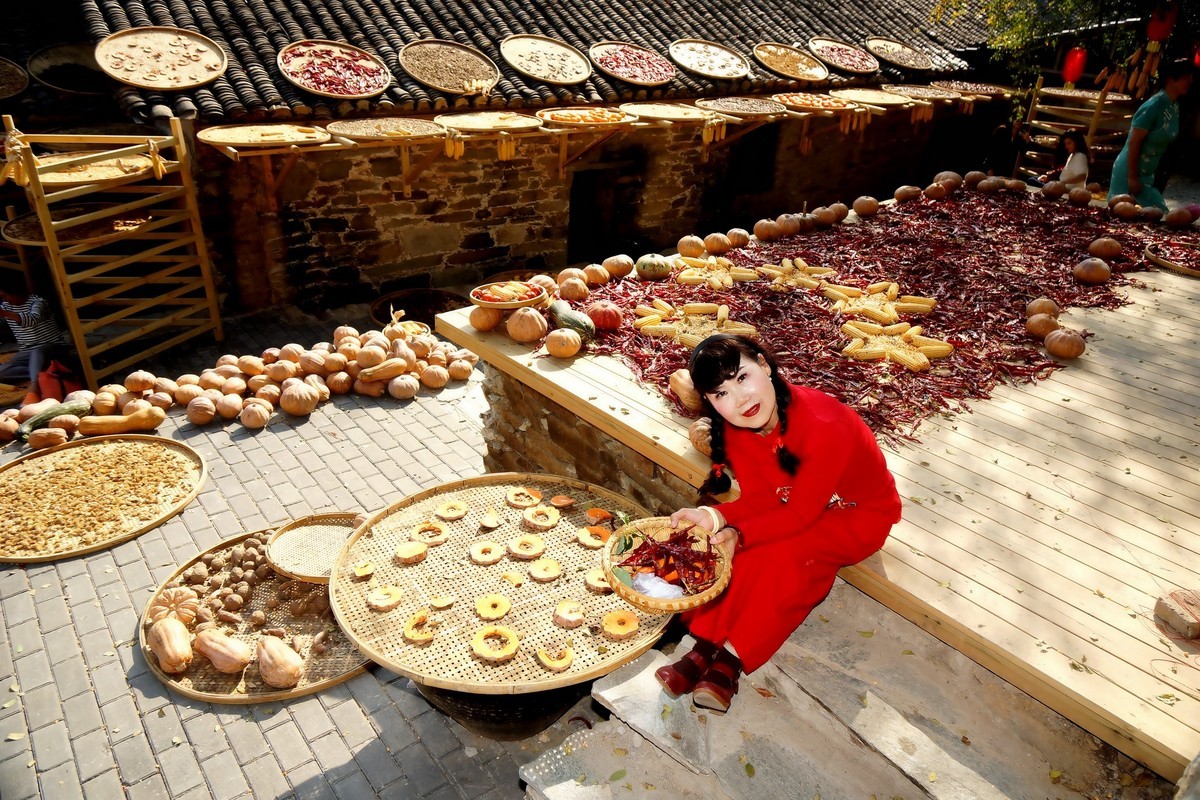 晒秋中的红衣村姑！