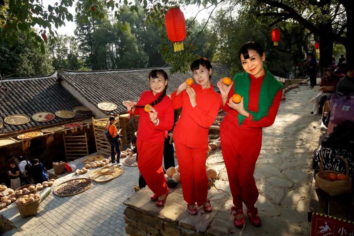 晒秋中的红衣村姑！