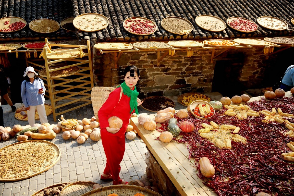 晒秋中的红衣村姑！