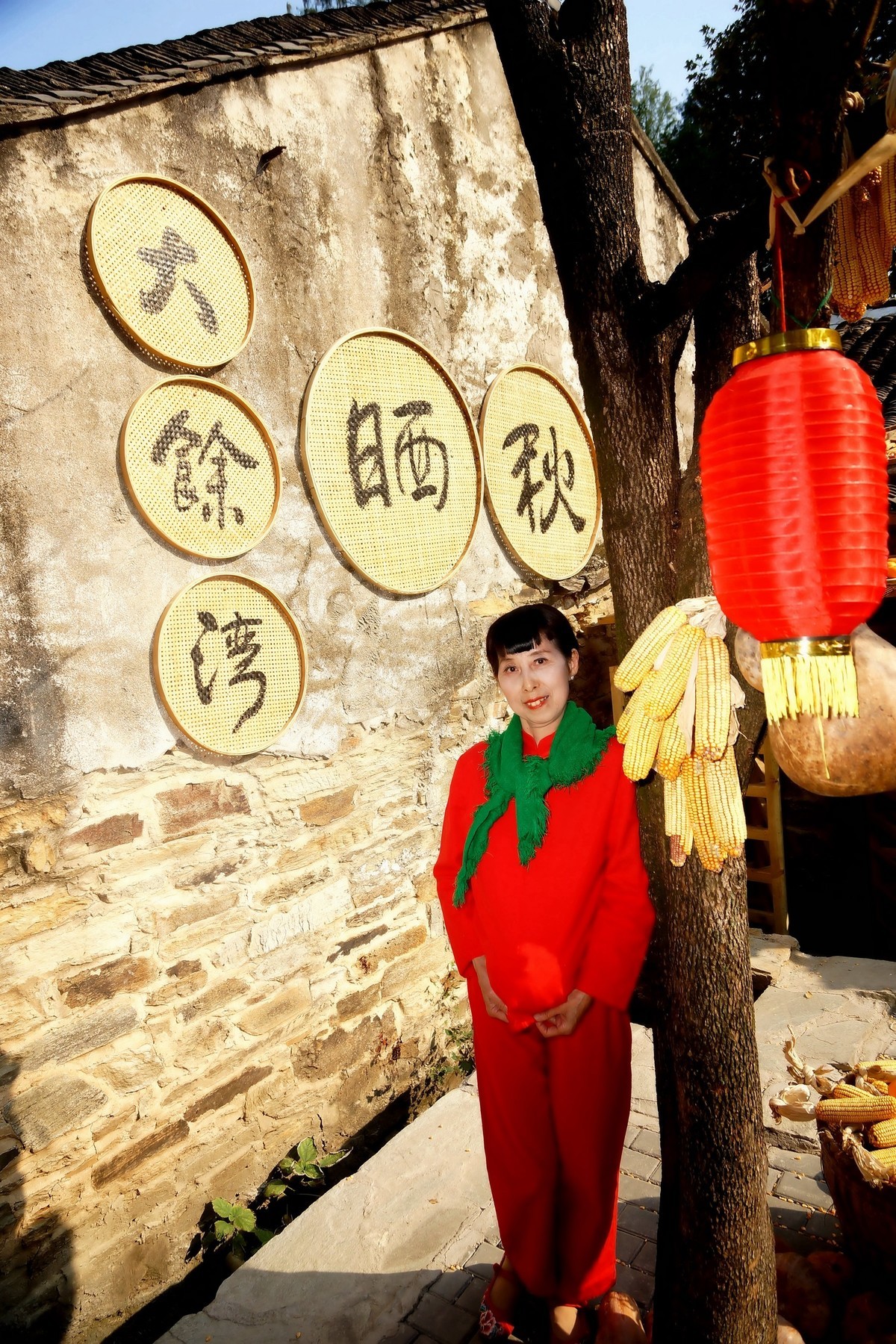 晒秋中的红衣村姑！