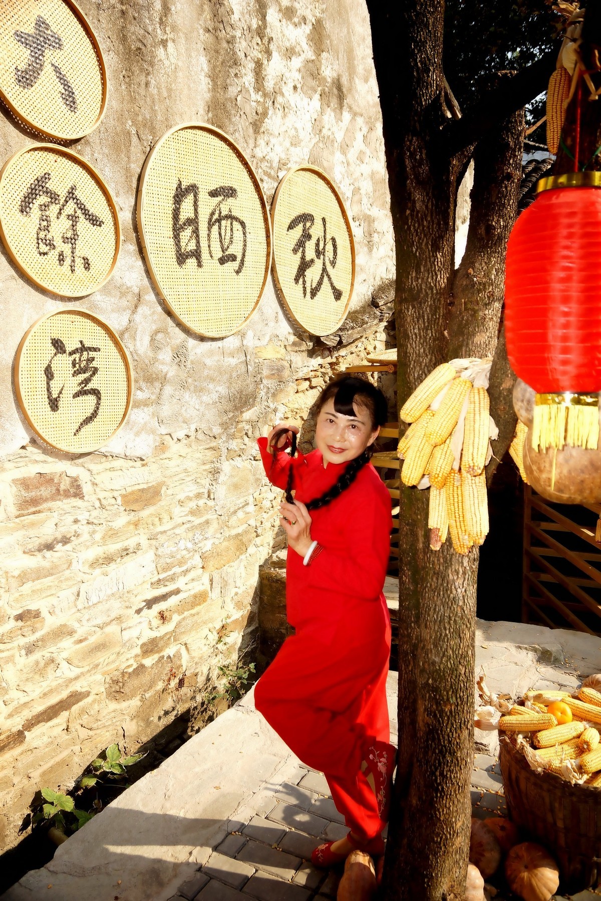 晒秋中的红衣村姑！