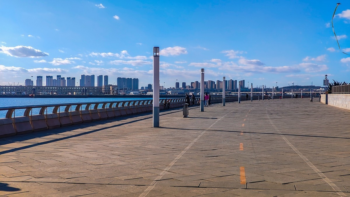 大 连 的 海 ------ 开发区临近杂货码头的海