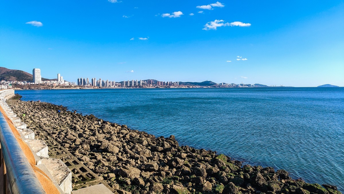 大 连 的 海 ------ 开发区临近杂货码头的海