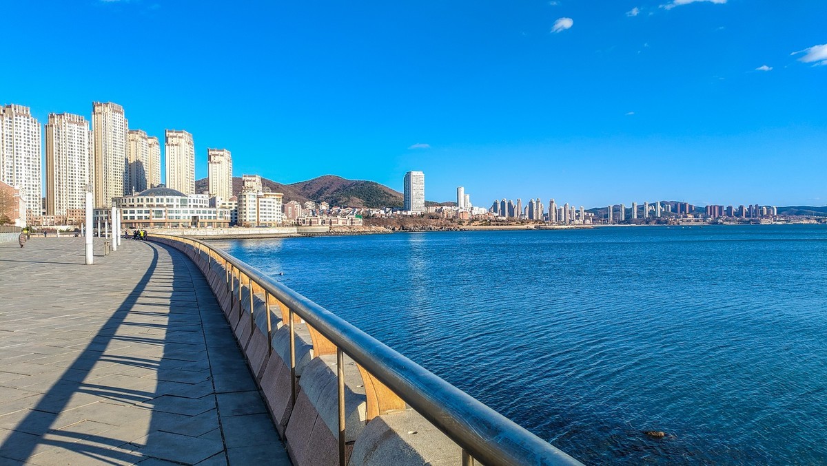大 连 的 海 ------ 开发区临近杂货码头的海