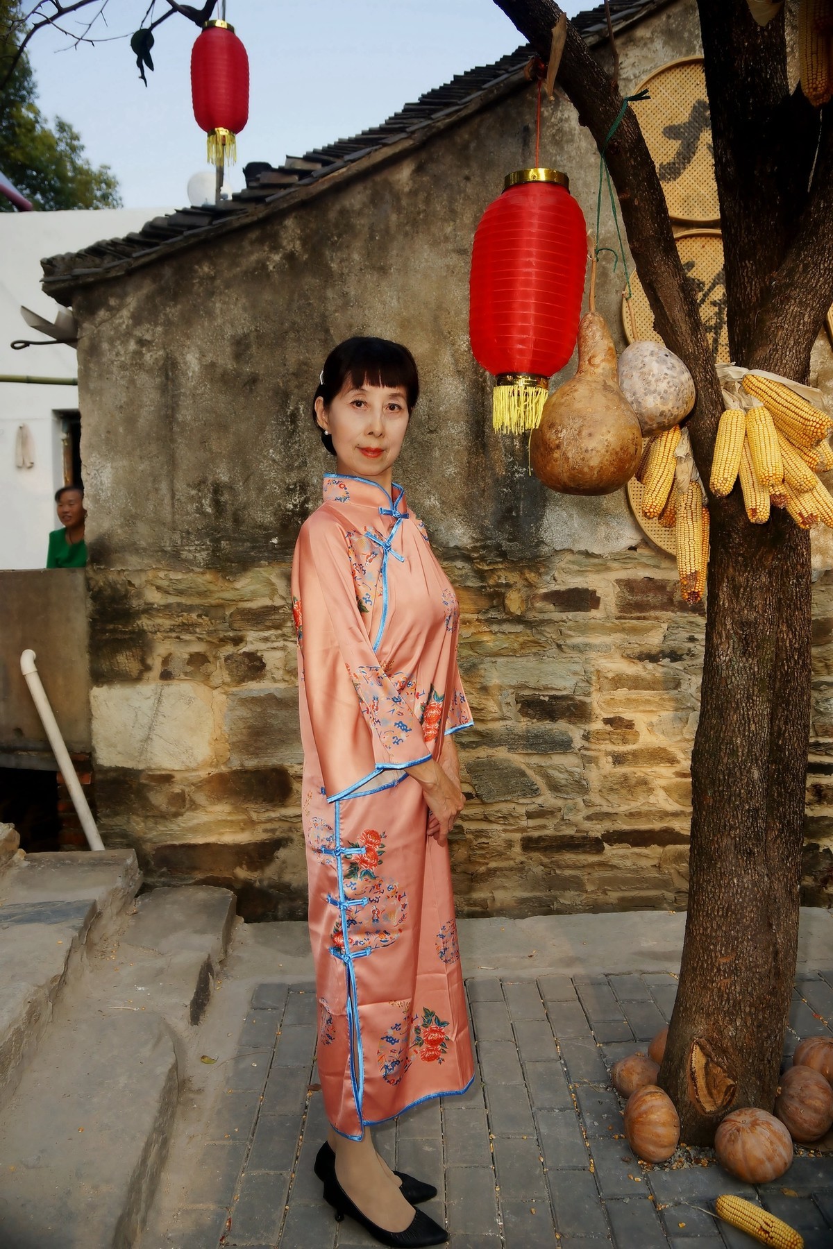 晒秋场景中的旗袍美女！