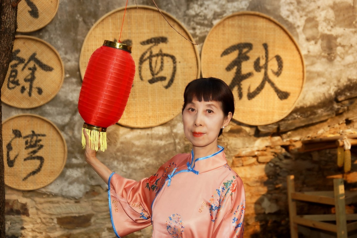 晒秋场景中的旗袍美女！