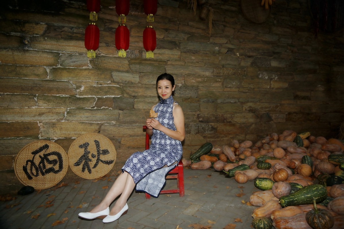 晒秋场景中的旗袍美女！