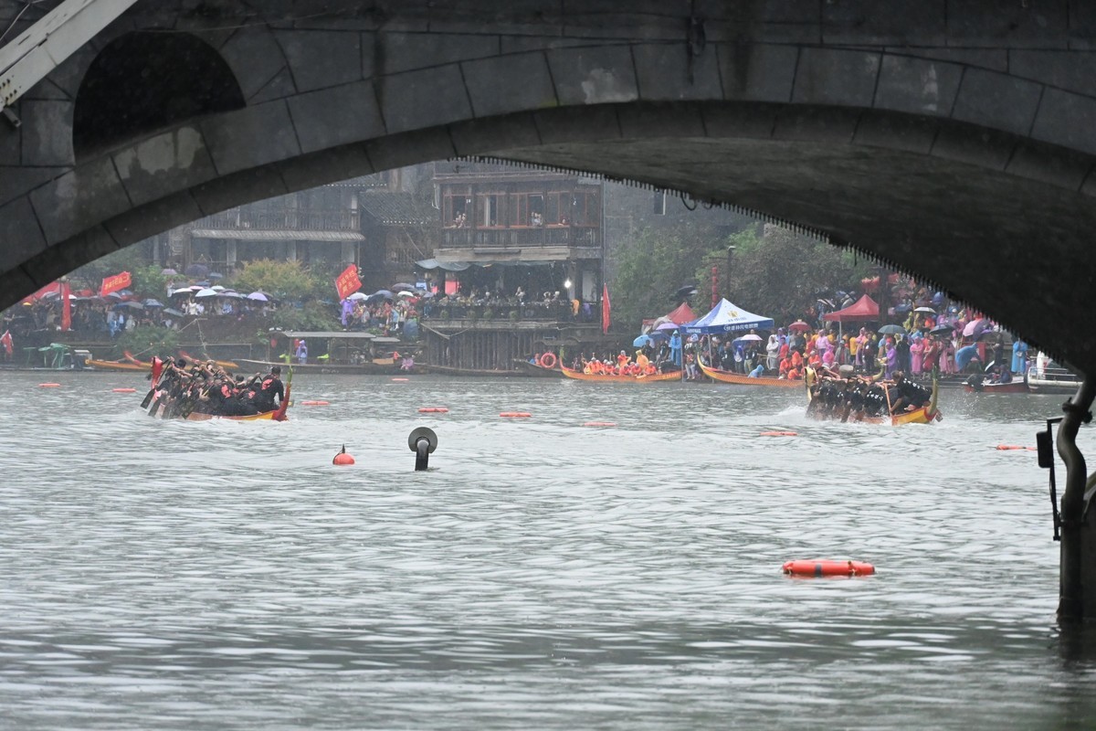 凤凰古城大雨滂沱赛龙舟