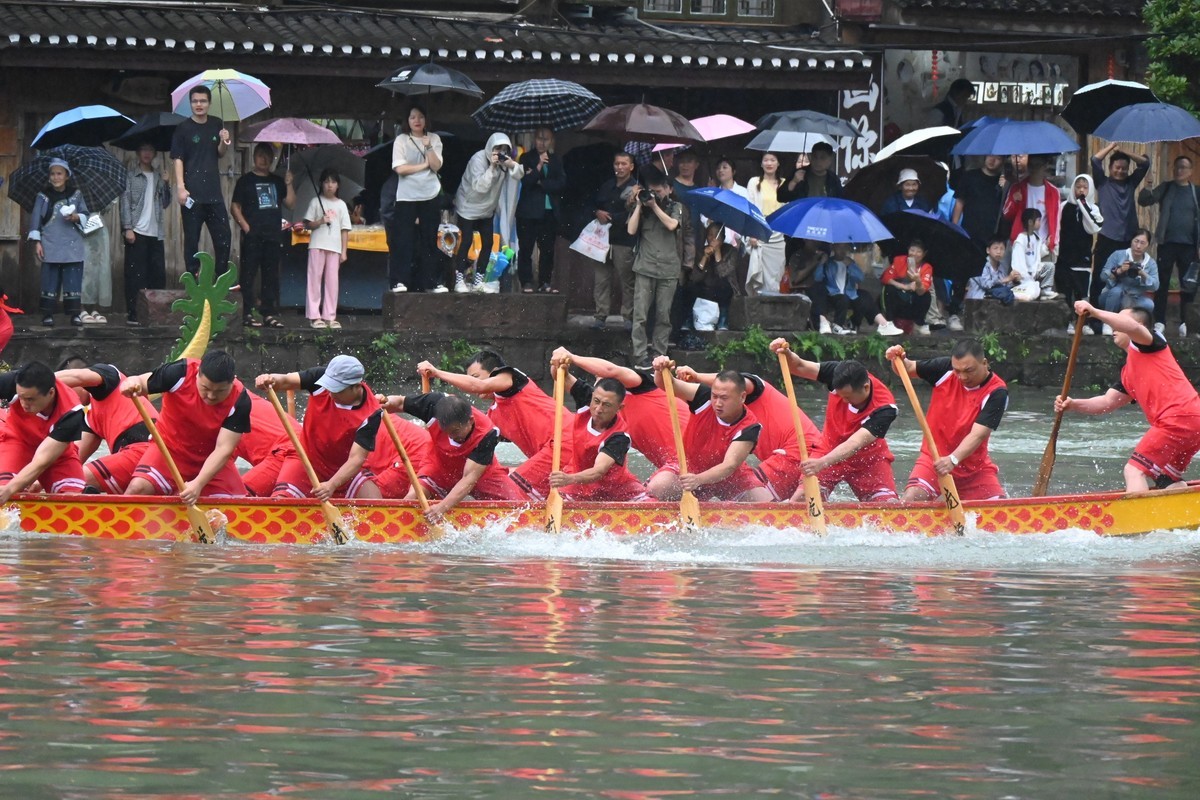 凤凰古城大雨滂沱赛龙舟