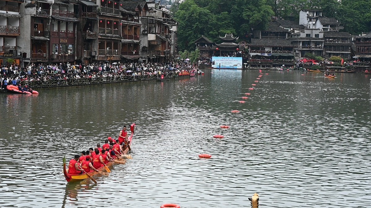 凤凰古城大雨滂沱赛龙舟