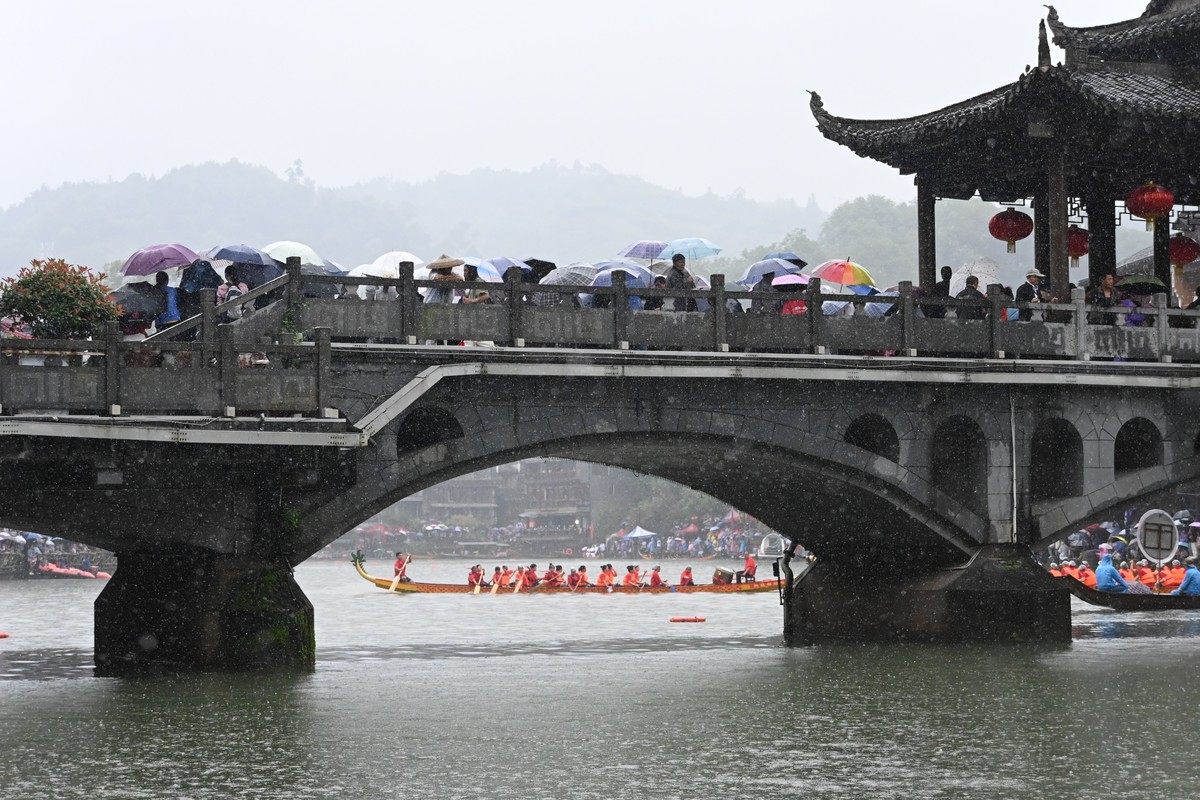 凤凰古城大雨滂沱赛龙舟