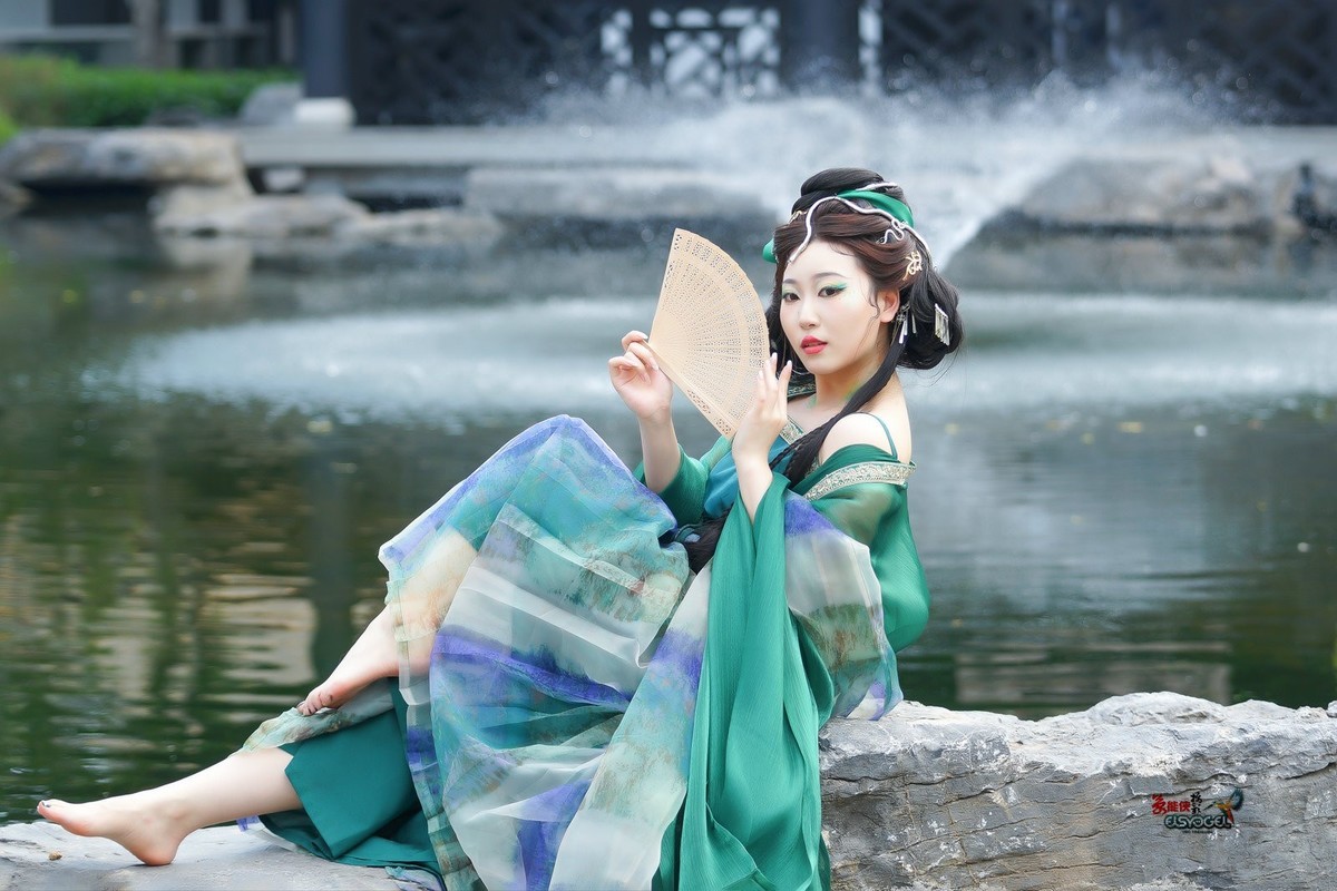 【青蛇少女】---小魚