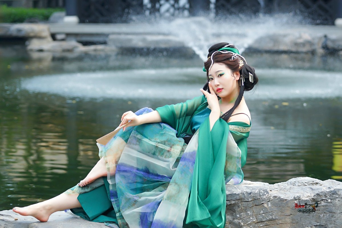 【青蛇少女】---小魚