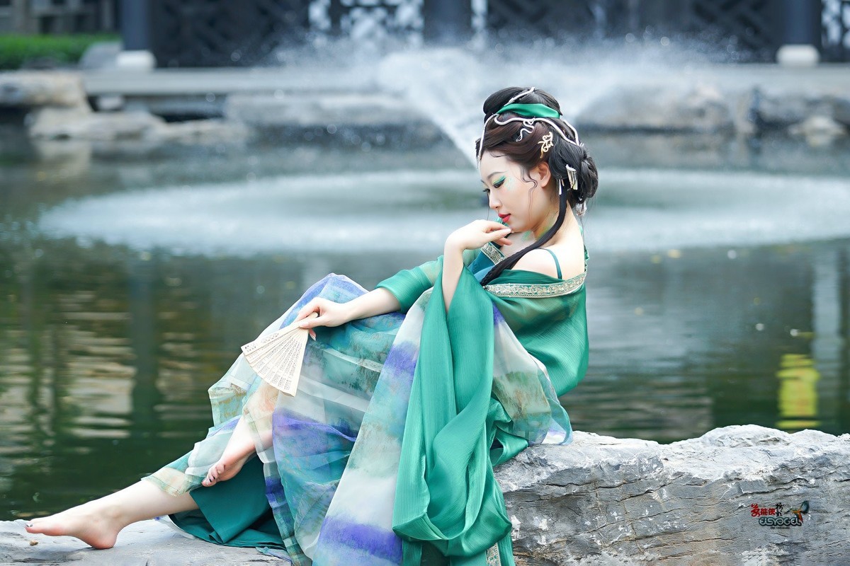 【青蛇少女】---小魚