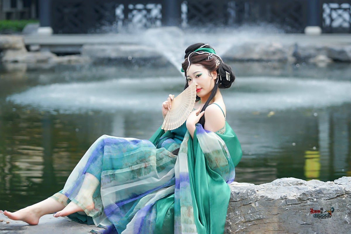 【青蛇少女】---小魚