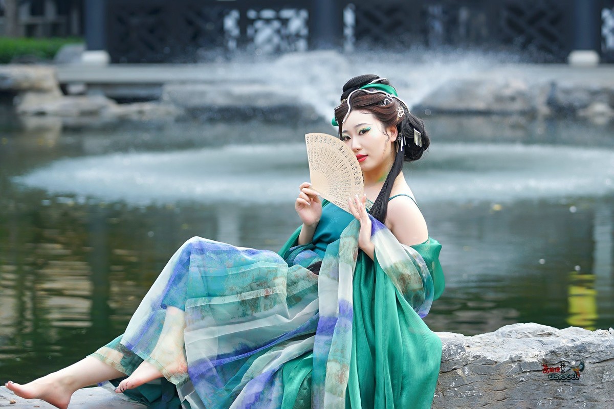 【青蛇少女】---小魚