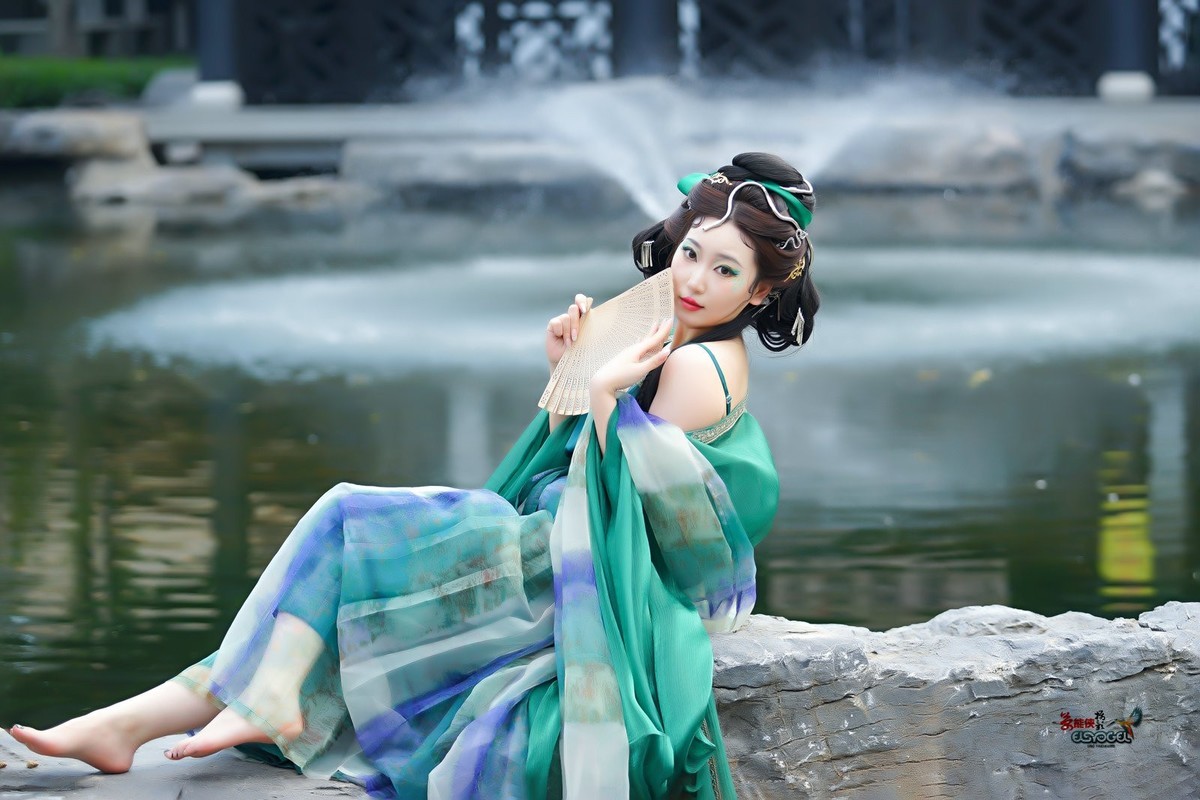 【青蛇少女】---小魚