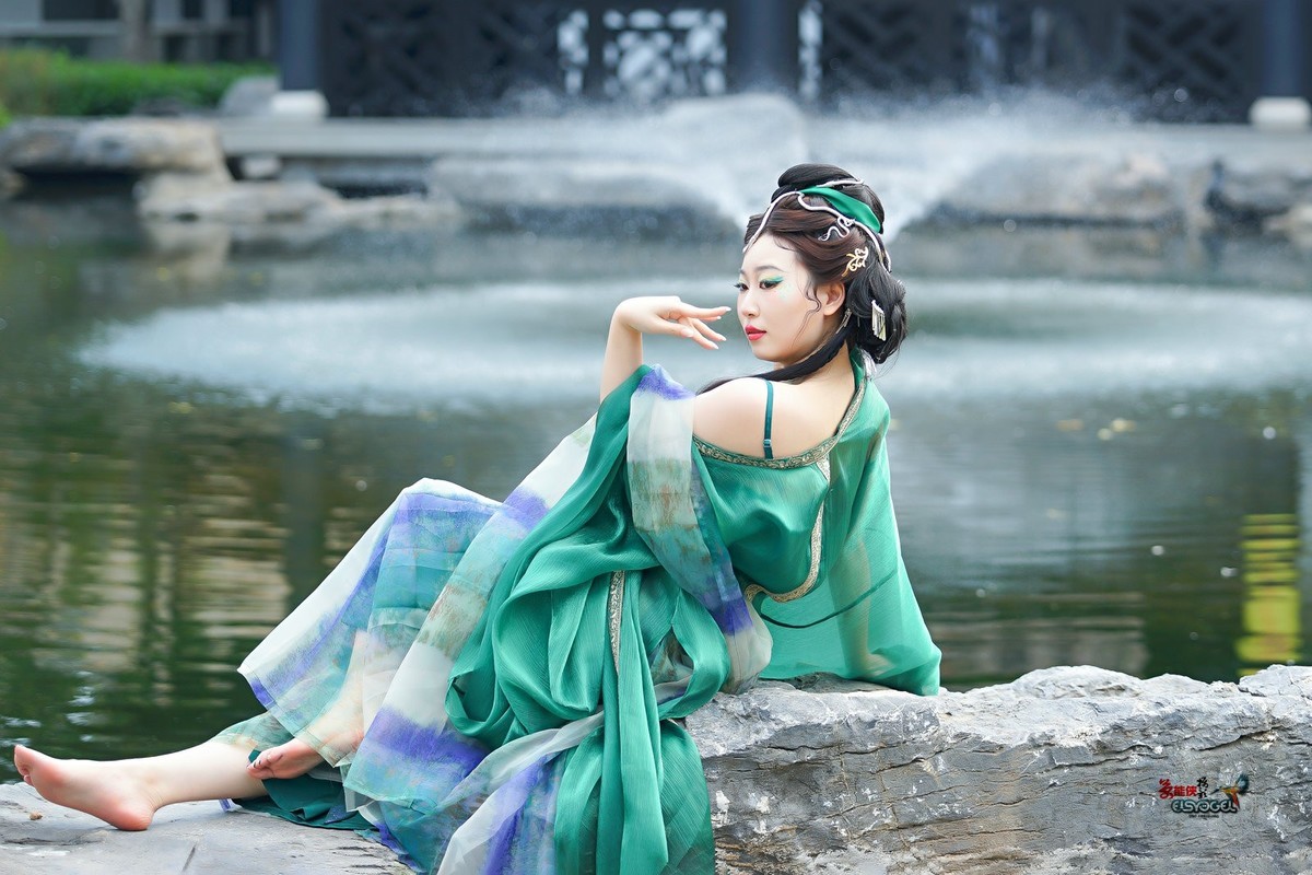 【青蛇少女】---小魚