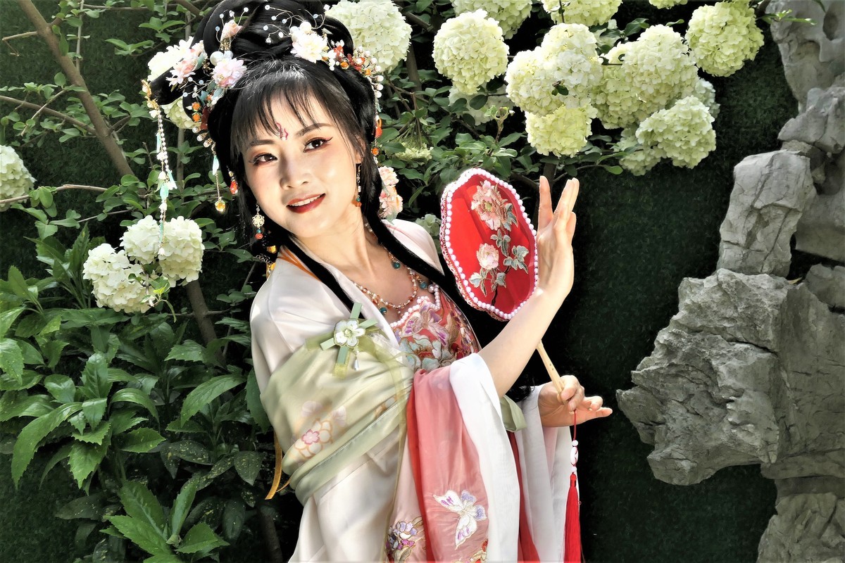 【红扇女孩（2）】——摄于上海桂林公园