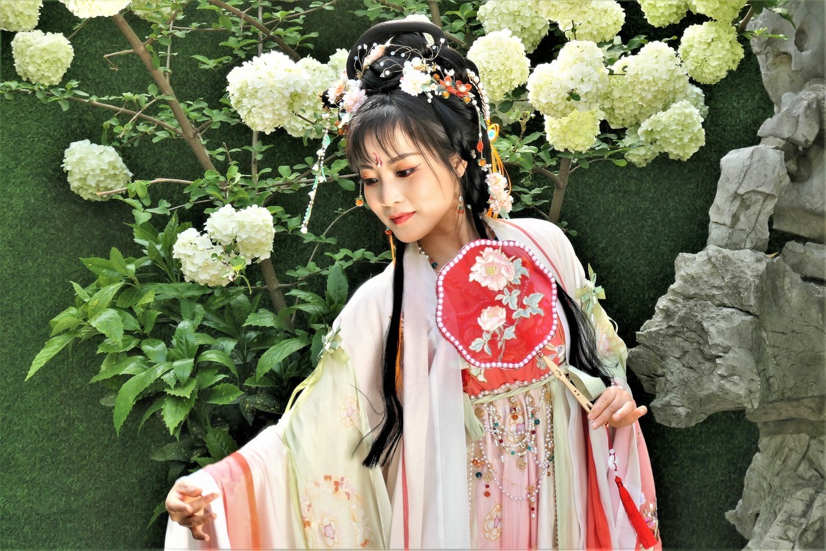 【红扇女孩（2）】——摄于上海桂林公园