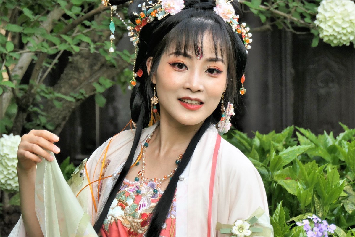 【红扇女孩（2）】——摄于上海桂林公园