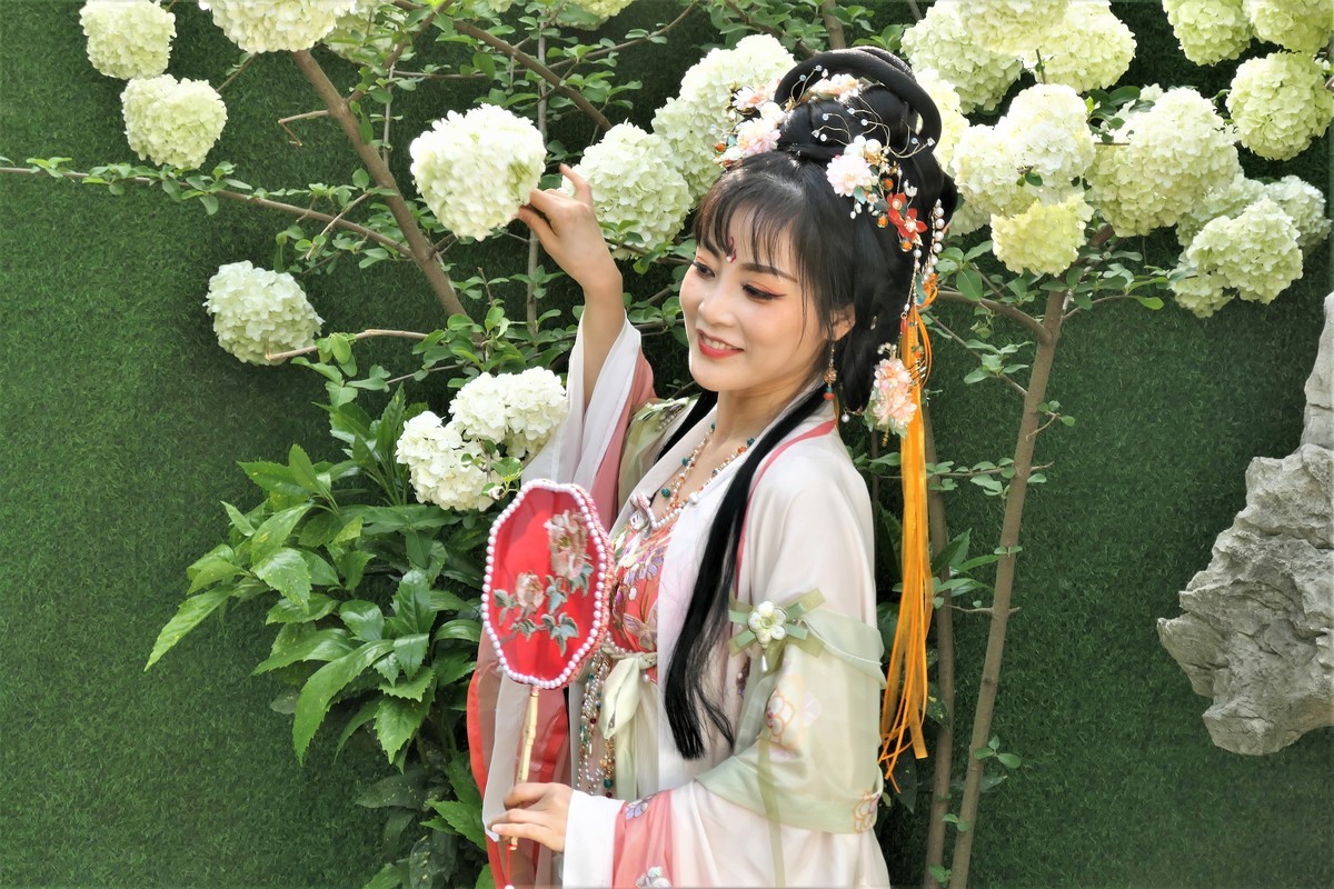 【红扇女孩（2）】——摄于上海桂林公园