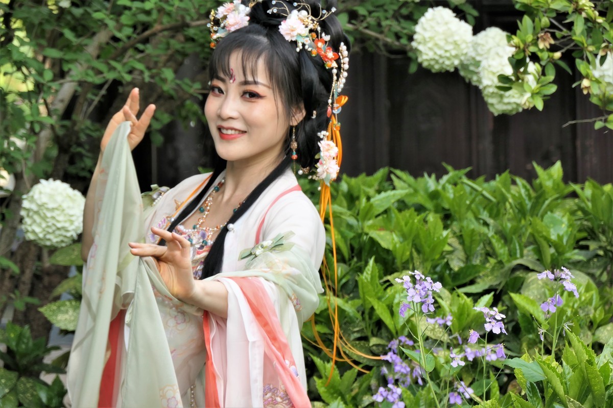 【红扇女孩（2）】——摄于上海桂林公园